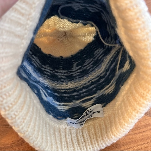 Gunn Reiss Handmade Norwegian Wool Beanie – Blue & Cream Fair Isle Pom Hat - Picture 4 of 4